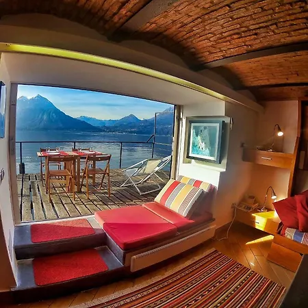 Holiday home Pieds Dans L'eau Varenna