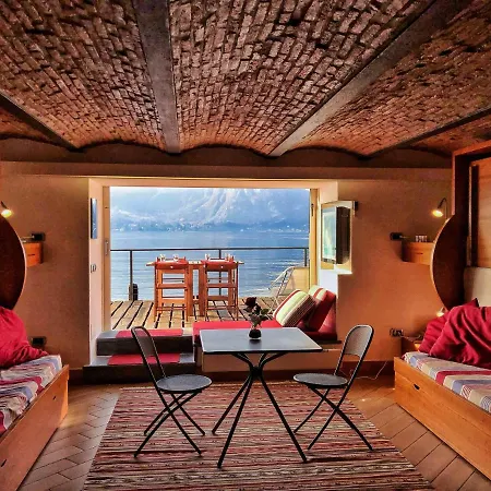 Pieds Dans L'eau Holiday home Varenna